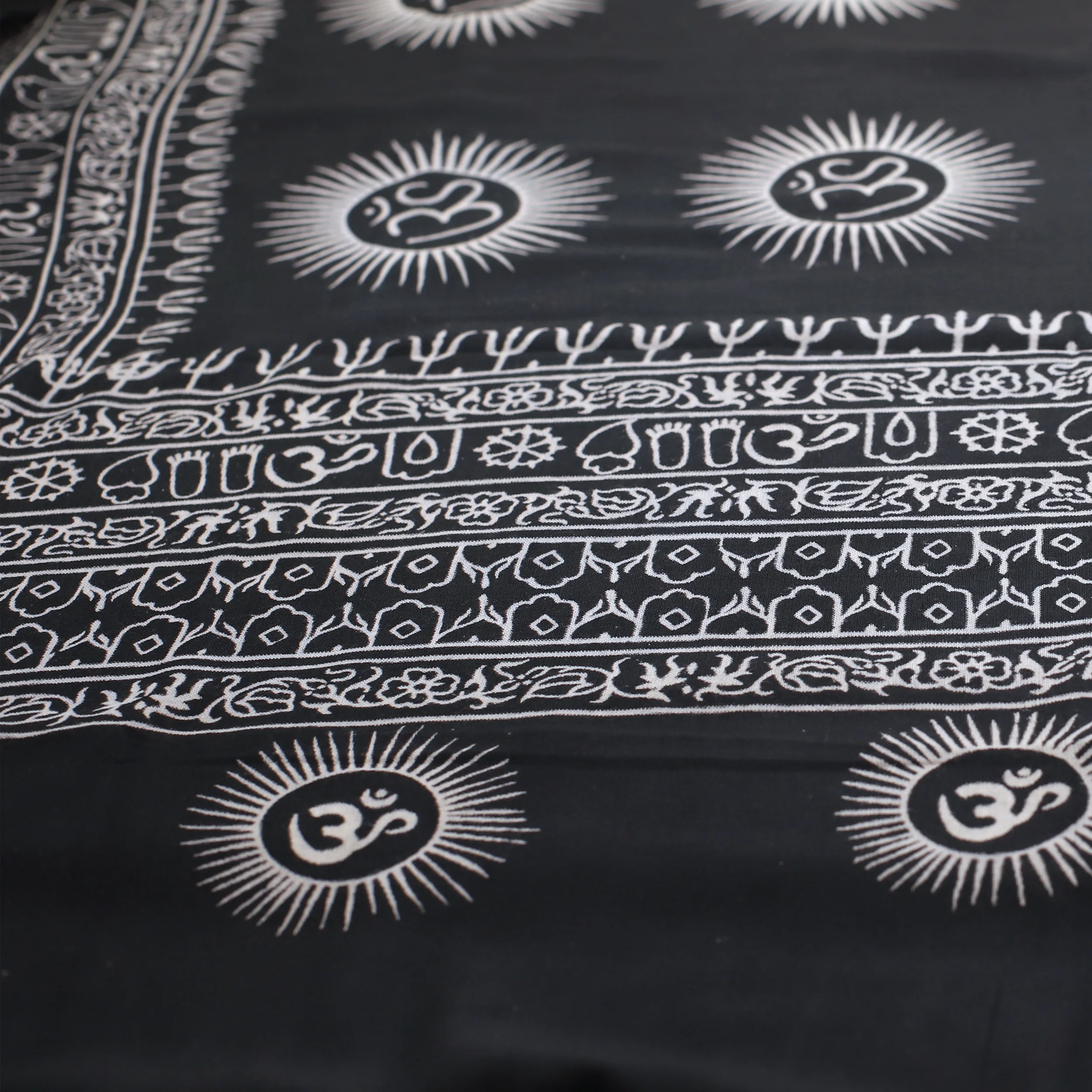Meditation Yoga Prayer Shawl - Mantra Om - Black Large - Image 4